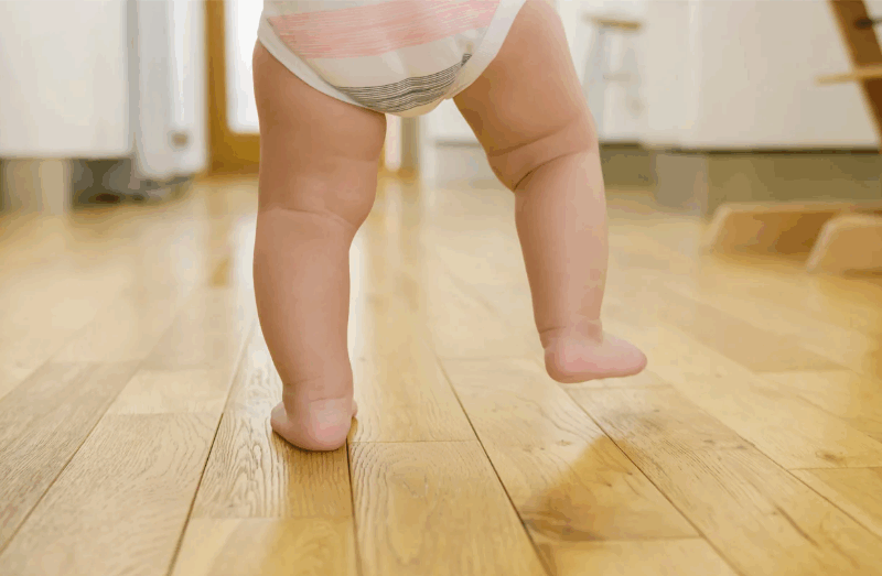 Article - Du berceau aux premiers pas: la place de la chaussure dans le développement du pied du bébé - Chausse toi