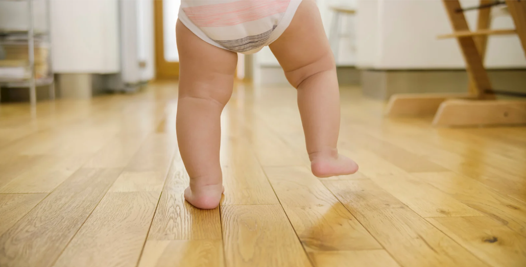 Du berceau aux premiers pas: la place de la chaussure dans le développement du pied du bébé - 